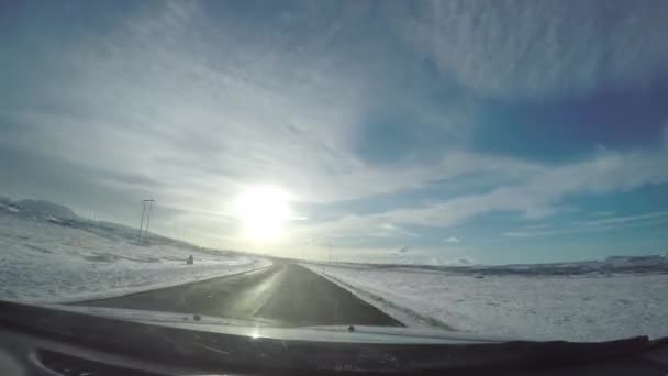 Tijdsverloop Van Voorruit Een Roadtrip Door Besneeuwde Ijslandse Bergen — Stockvideo