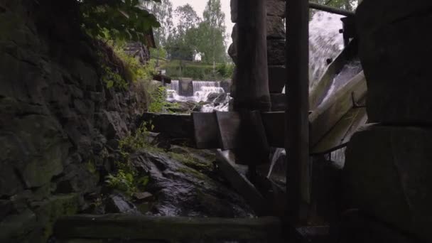 Вода Проходить Через Старий Дерев Яний Річковий Млин Повільному Русі — стокове відео