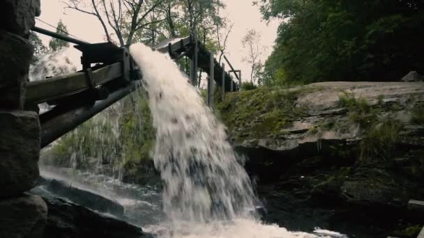 Wasser Fließt Durch Alte Hölzerne Flussmühle Und Fällt Von Baustelle — Stockvideo