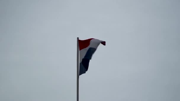 Bandeira Holandesa Acenando Contra Céu Nublado Cinzento — Vídeo de Stock