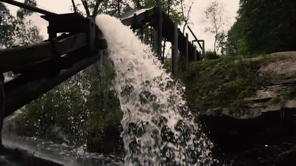 Woda Przepływająca Przez Stary Drewniany Młyn Rzeczny Zwolnionym Tempie — Wideo stockowe