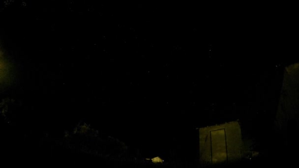 Nacht Lapse Sterne Wolken Feld Und Verlassenes Gebäude — Stockvideo