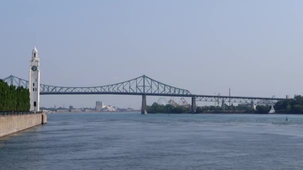 Widok Wieżę Zegarową Most Jacques Cartier Nad Rzeką Saint Lawrence — Wideo stockowe