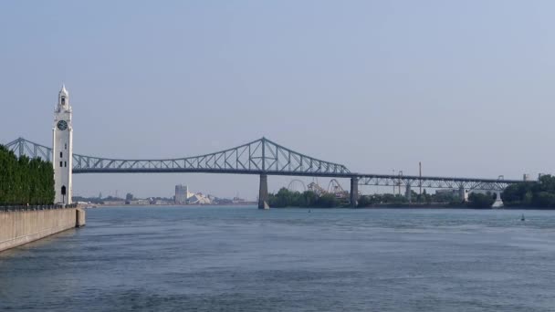 Widok Wieżę Zegarową Most Jacques Cartier Nad Rzeką Saint Lawrence — Wideo stockowe