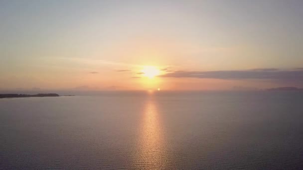 Vista Aérea Belo Pôr Sol Oceano Tailândia Câmera Para Trás — Vídeo de Stock
