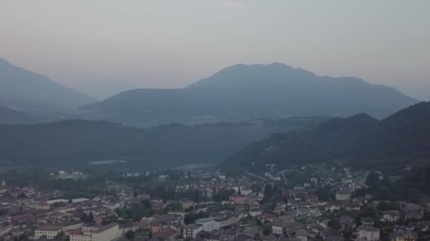 イタリアのレビコ テルメの空中パノラマビュー 左にドローンのパンニング右と日の出の間に — ストック動画