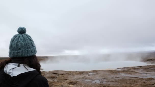 Mujer Joven Frente Géiser Islandia — Vídeo de stock