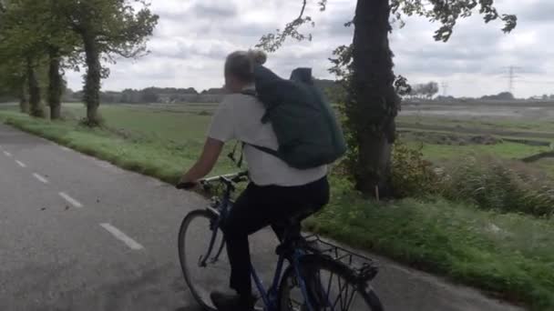 Joven Mujer Decidida Bicicleta Casa Través Hermosa Campiña Holandesa — Vídeo de stock