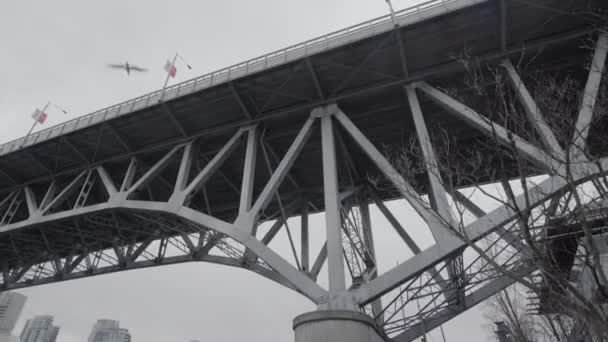 曇りの日にグランビル島の橋とヤータウン — ストック動画
