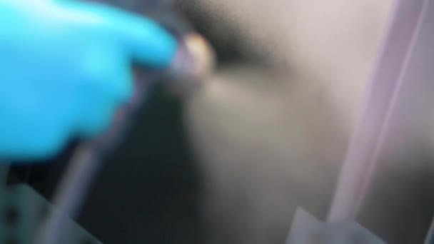 Человек Наносит Черное Антикоррозионное Порошковое Покрытие Металлический Лист Помощью Спрея — стоковое видео