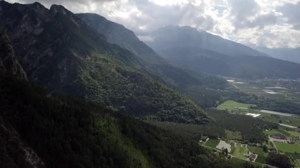 意大利特伦蒂诺Borgo Valsugana山区和森林的空中照片 — 图库视频影像