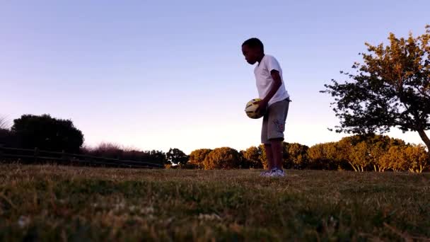 Joven Chico Patea Una Pelota Rugby Luego Corre Fuera Pantalla — Vídeo de stock