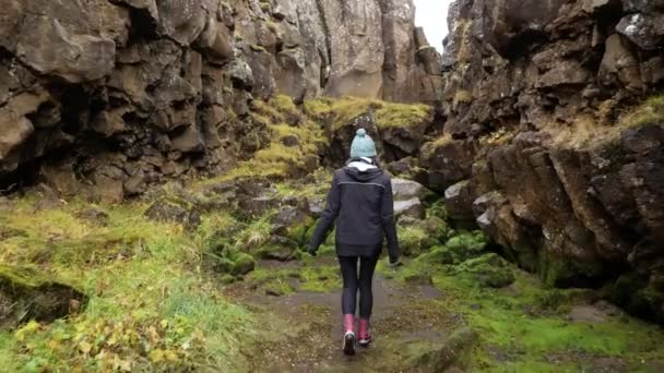 Hiteles Lövés Követően Egy Fiatal Tourist Canyon — Stock videók