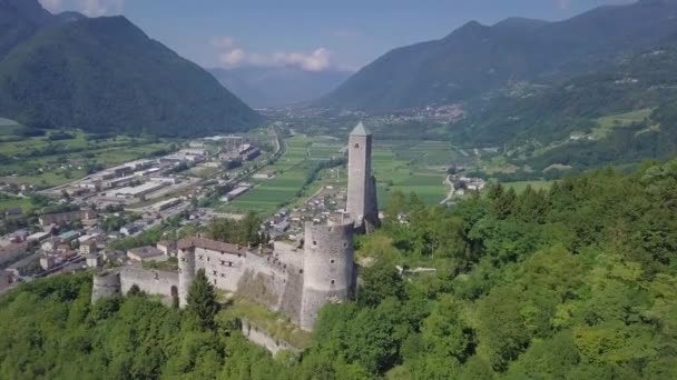 意大利特伦蒂诺的Borgo Valsugana空中全景 俯瞰全城和全山 无人驾驶飞机向前飞到Castel Telvana — 图库视频影像