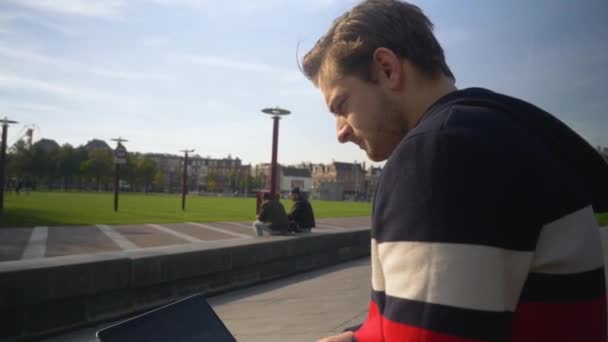 Adult Man Working His Laptop Public Garden Amsterdam Netherlands — 비디오