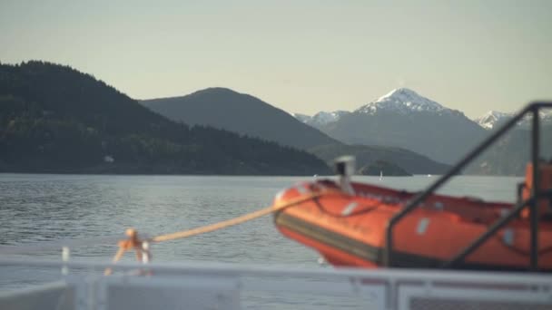 Picos Nieve Las Montañas Barco Naranja Seguridad Primer Plano — Vídeos de Stock