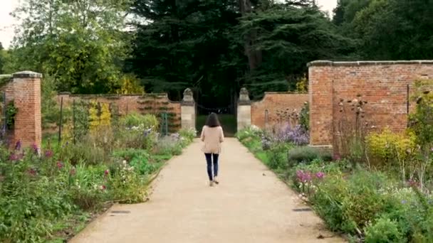 Młoda Kobieta Spacerująca Angielskim Country Garden — Wideo stockowe