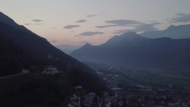 意大利Levico Terme的空中景观 日出时分无人驾驶飞机降落 — 图库视频影像