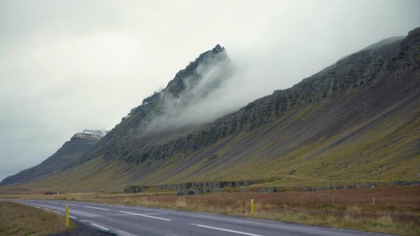 Mlha Valí Kopce Vedle Dálnice Islandu — Stock video