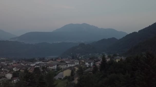 意大利Levico Terme的空中全景 日出时带着无人驾驶飞机侧向飞行 — 图库视频影像