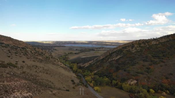 科罗拉多州利妥尔顿市 一只平底锅盖在鹿溪上 秋天的颜色开始飘扬 — 图库视频影像
