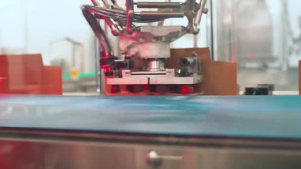 Very Fast Robotic Arm Picks Packaged Food Conveyor Belt Production — Stock videók