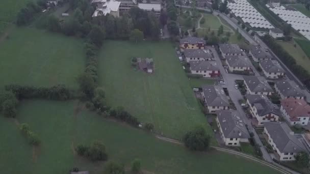 意大利Levico Terme在日出时分的空中拍摄 无人驾驶飞机向前飞行 — 图库视频影像