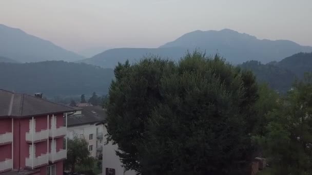 意大利Levico Terme在日出期间的空中拍摄 — 图库视频影像