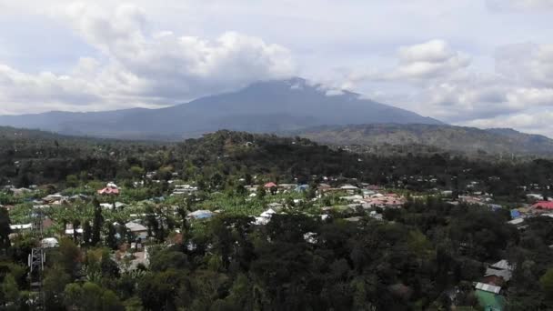 Arusha Town Tanzanaの上のMeru山に向かって信じられないほどの空中ショット — ストック動画