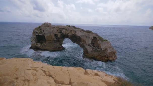 Roca Mar Agujero Olas Mallorca España Balearics Ibiza — Vídeos de Stock