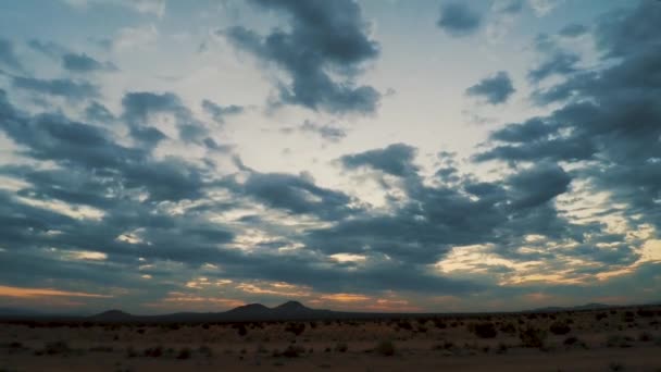 时间是橙色和蓝色日出时 风暴云在莫哈韦沙漠上空经过 — 图库视频影像
