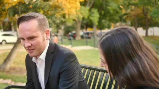 Homme Discute Avec Une Femme Sur Banc Dans Parc — Video