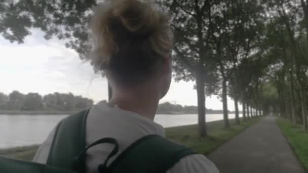 Zbliżenie Młodej Kobiety Backpacker Podziwiając Holenderskiej Wsi — Wideo stockowe