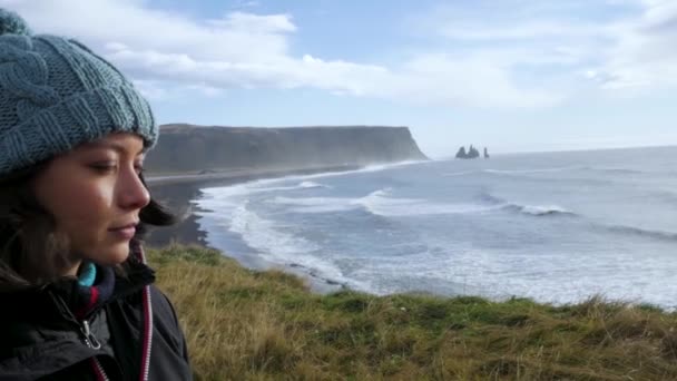 Medium Shot Woman Ocean Cliff Backdrop — Stockvideo