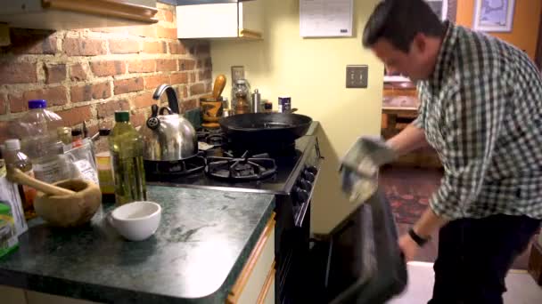 Hombre Blanco Domesticado Saca Algo Del Horno — Vídeos de Stock