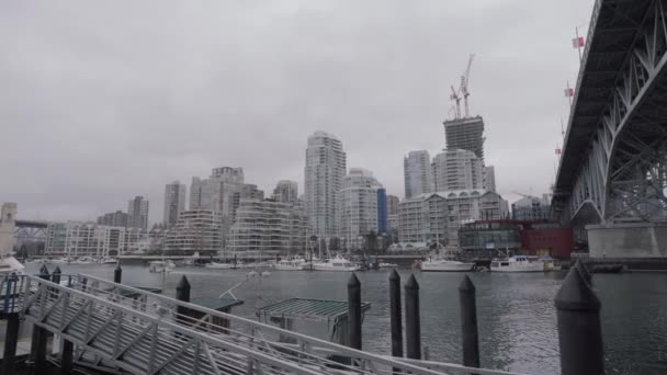 Vista Yaletown Apartamentos Granville Island Doca Dia Nublado — Vídeo de Stock