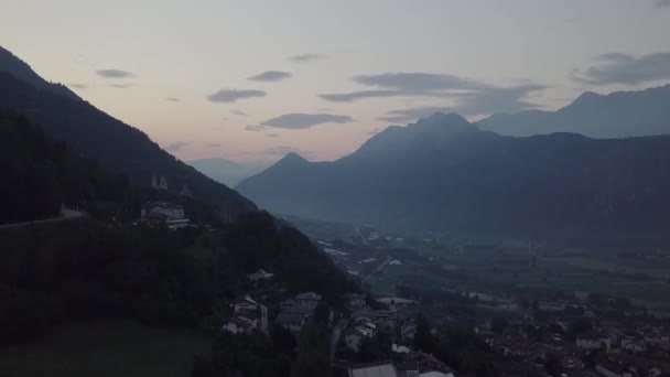 イタリアのレビコ テルメの航空写真日の出の間にドローンが上昇 — ストック動画