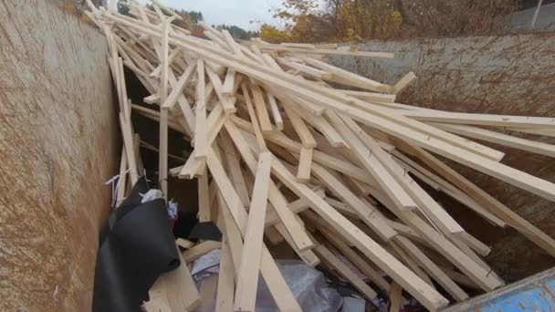 Tumpukan Besar Kayu Dalam Wadah Lokasi Konstruksi — Stok Video