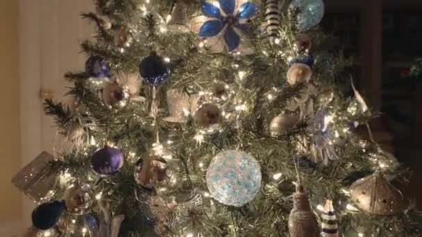 ツリー上の青と銀のクリスマスの装飾の閉鎖 — ストック動画