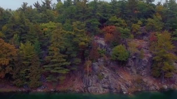 Zrzut Lotu Ptaka Pink Lake Gatineau Park Jesienią — Wideo stockowe