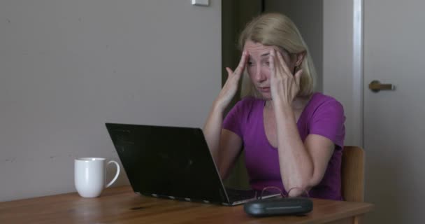 편두통 안경을 노트북으로 일하는 집에서 — 비디오