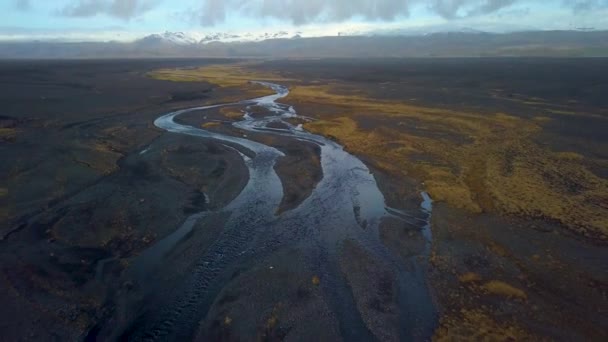 Drone View River Running Black Sand Beach Iceland Mountains Background — Vídeo de Stock