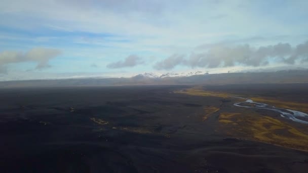 Drone Vista Del Fiume Che Attraversa Spiaggia Sabbia Nera Islanda — Video Stock