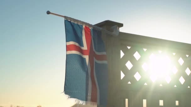 Malé Roztřepená Islandská Vlajka Vlaje Zpomaleném Filmu Soumraku — Stock video