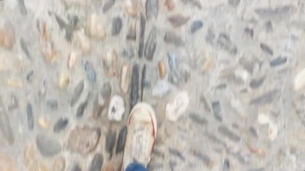 Pov Dar Bir Spanyol Geçidinde Yürüyen Sıradan Giyinmiş Bir Adam — Stok video