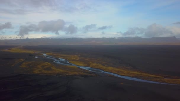 Drone Utsikt Över Den Svarta Sandstranden Island Med Floden Löper — Stockvideo