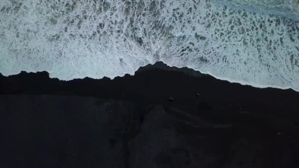 Zlanda Vik Yakınlarındaki Kara Kumsaldan Gelen Dalgaların Hava Görüntüsü — Stok video