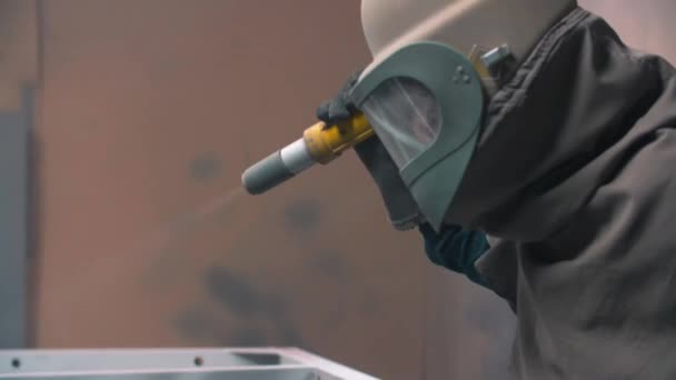 Worker Wearing Mask Using Sand Blast Metal Surface Workshop — Stok video