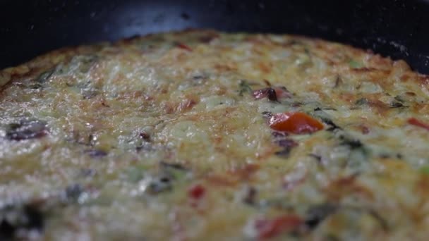 Pişmiş Domates Kırmızı Biber Lahana Kabak Kabak Pastırma Soğanlı Omlet — Stok video