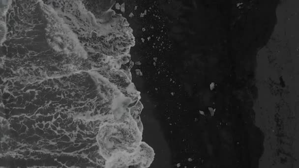 Slow Motion Aerial Shot Direct Boven Crashen Golven Black Sand — Stockvideo